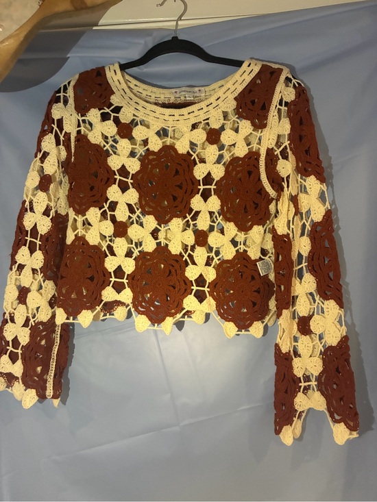 American Flirt Tops - Crochet Floral Long-Sleeve Crop Sweater in Cream & Brown